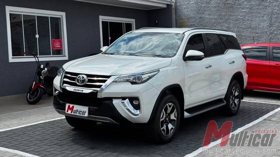 TOYOTA HILUX SW4 2.8 SRX DIAMOND 4X4 7 LUGARES 16V TURBO INTERCOOLER DIESEL 4P AUTOMÁTICO TOYOTA HILUX SW4 2.8 SRX DIAMOND 4X4 7 LUGARES 16V TURBO INTERCOOLER DIESEL 4P AUTOMÁTICO
